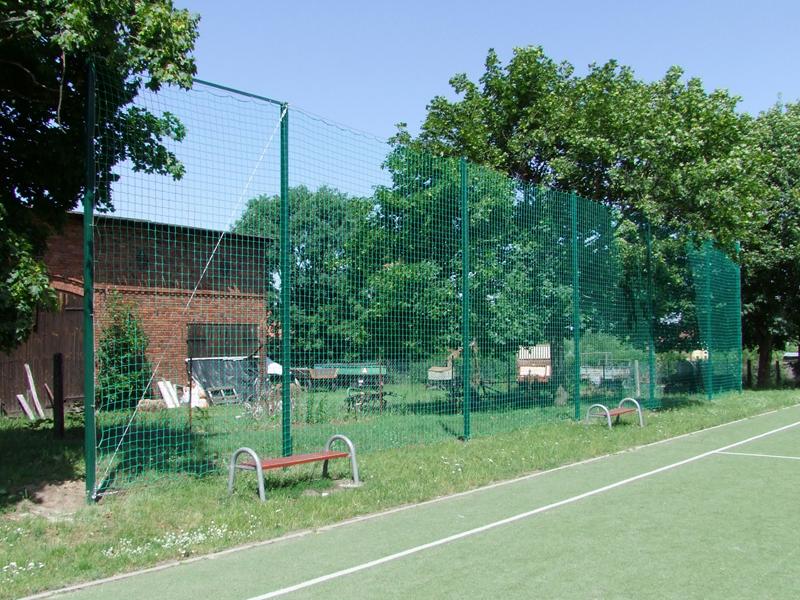 Piłkochwyty na boisku szkolnym w Czarnoborsku