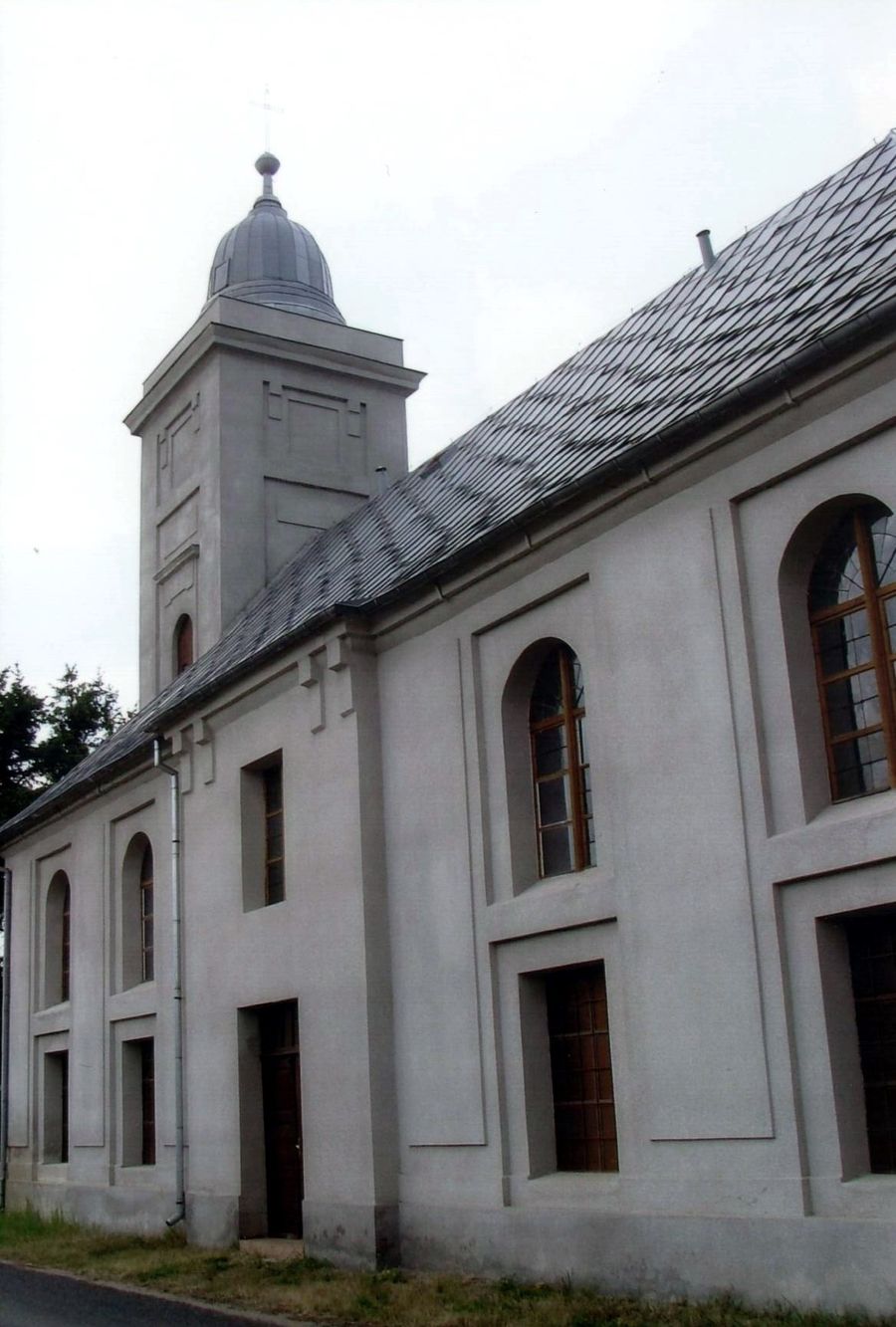 Kości&oacute;ł_w_Ługach_1