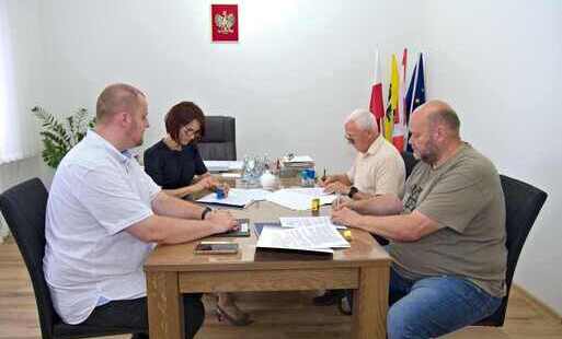 Podpisano umowę na realizację zadania pn. Modernizacja dojść do przystani kajakowej. 