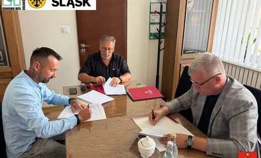 Zdjęcie do Podpisano umowę na realizację zadania pn. &bdquo;Remont budynku świetlicy wiejskiej w Czeladzi Wielkiej&rdquo;